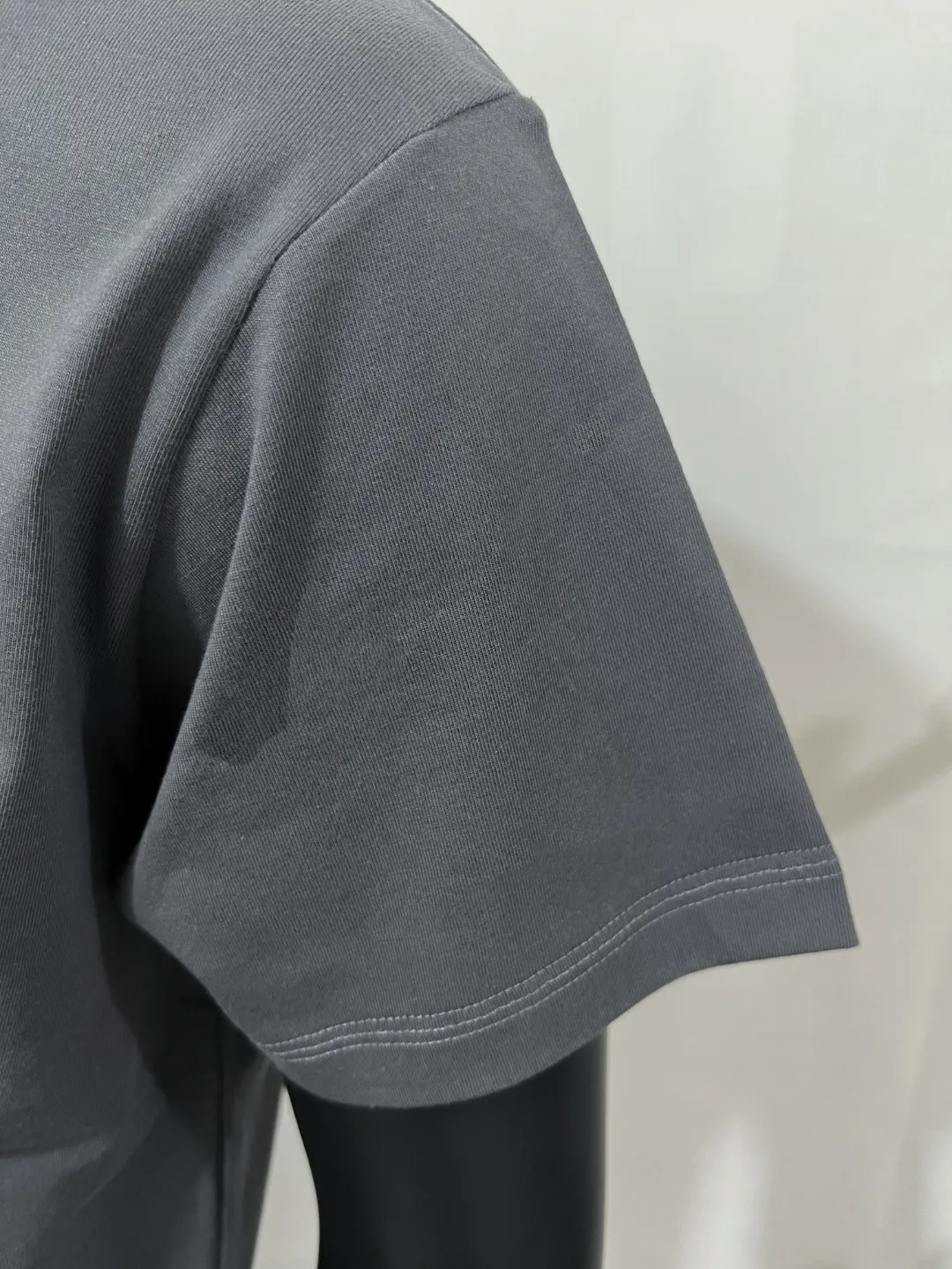 P140 Stone Island/Stone Island classic official website is on sale; small logo embroidery and pressed round neck short-sleeved T-shirt, strictly control the size of the logo, neat and clear letters, and the details are consistent with the original version; the original 240g double yarn 100% cotton fabric is selected; the upper body is simple, beautiful and very durable, with three-needle stitching and high-standard workmanship, with complete three-label details, high-temperature washing, soft fabric, better breathability, no shrinkage or deformation after washing, versatile style Match as you like, European size version, colors: black, dark gray, lilac gray, white; sizes XS-L, (L can wear up to 200 pounds)